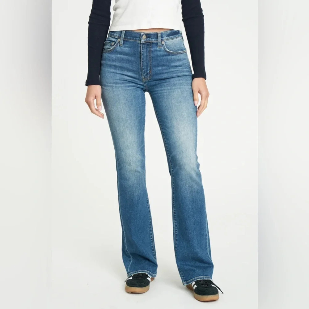 Daze Far Out Urban Outfitters High Rise Flare Jean Blue Medium Wash 32